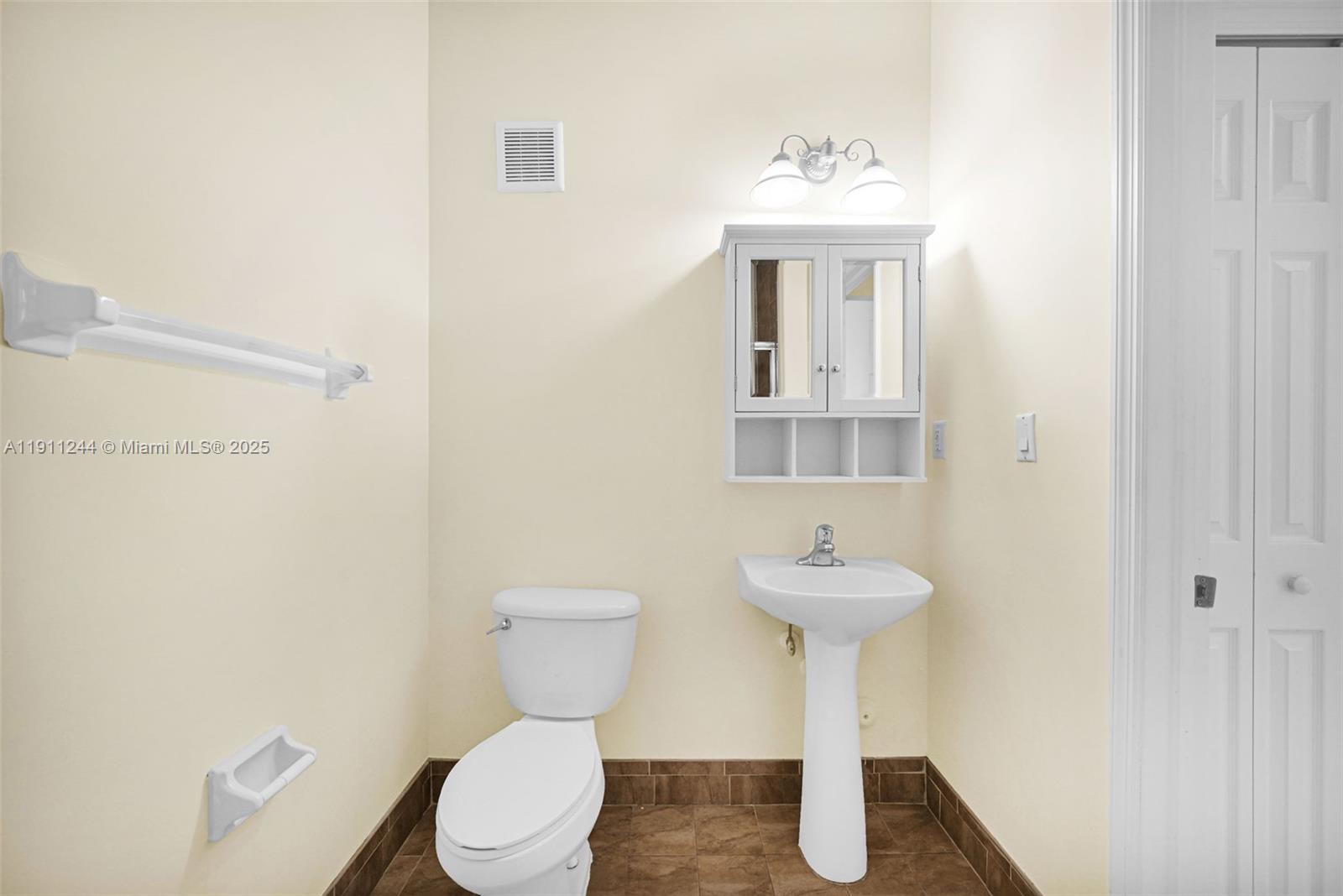 FONTAINBLEAU LAKES COURTY - Residential Lease