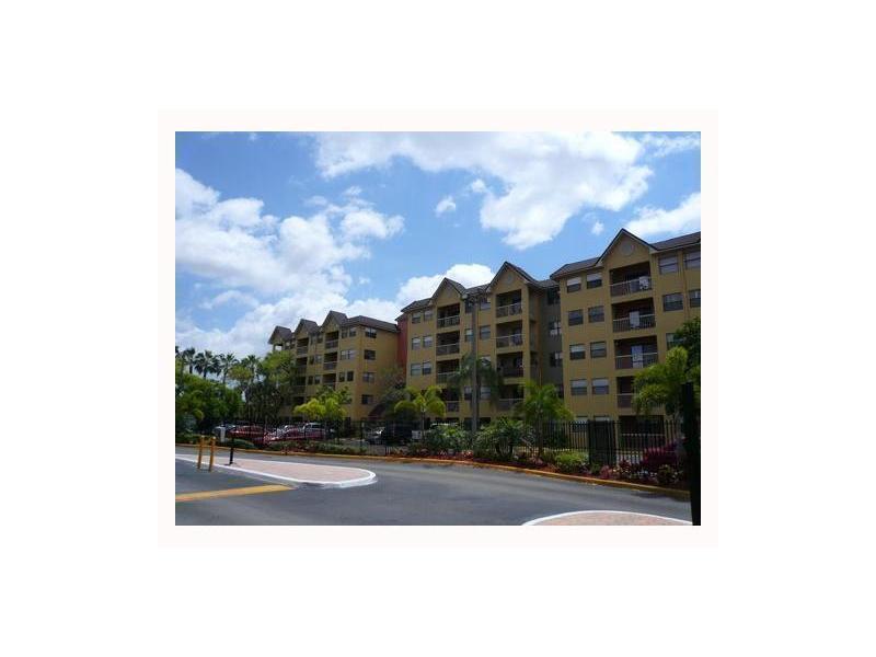 BEAUTIFUL APT. FEATURING PORCELANATO FLOORS, REMODELED KITCHEN AND BATHS, BRAND NEW STAINLESS STEEL APPLIANCES. LOCATED NEXT TO THE GYM AND TENNIS COURTS. EASY TO SHOW.