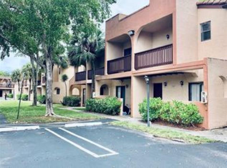 Nice Townhome in the heart of Coral Springs -- Mins to Sawgrass Expressway , Downtown Coral Springs ; Close to schools , shoppings and everything . Hurry !