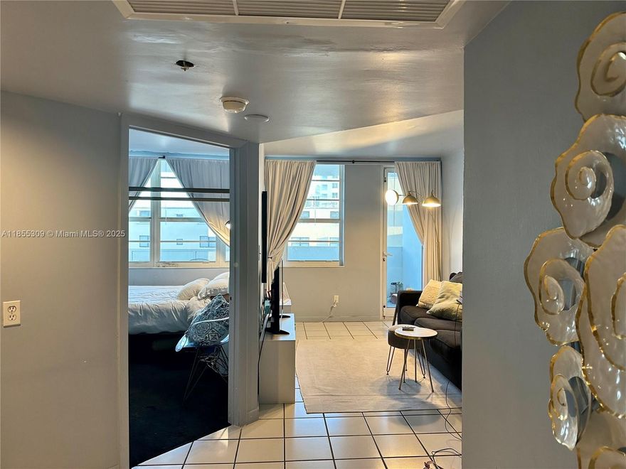 Designer junior bedroom with a gorgeous view of the ocean. Walk to the best restaurants and shops in South Beach. Across the street from the Ritz Carlton and next to the Lowes Hotel.
Southeast exposure. Fully furnished.
All utilities are included, Wifi Cable TV, electric bill and parking.