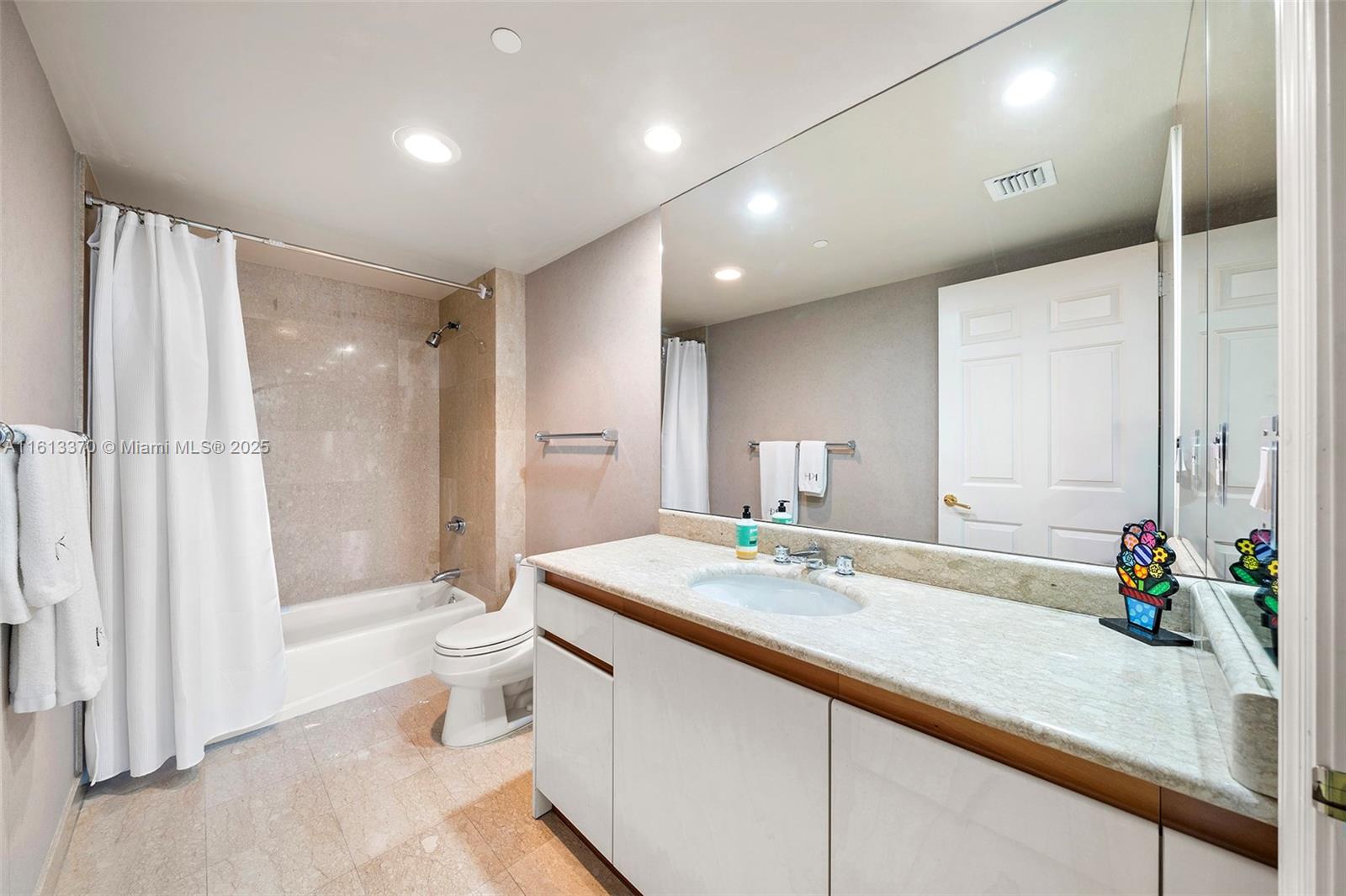 SANTA MARIA CONDO - Residential