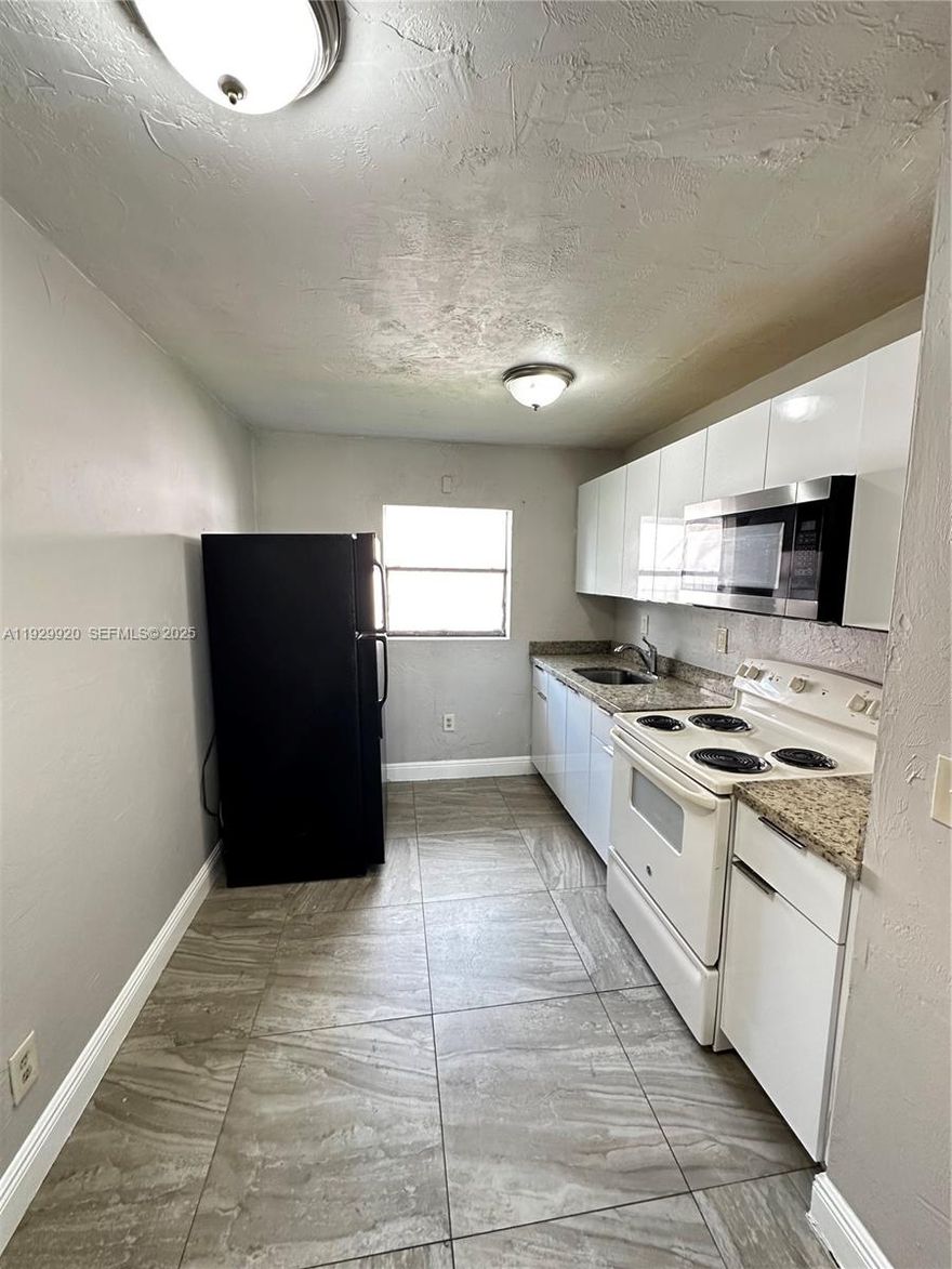 lovely clean bright 2 bedroom one bath unit available for rent in the heart of Pompano beach. come see this unit today before its gone. easy entry, quick approvals. first last and security required.