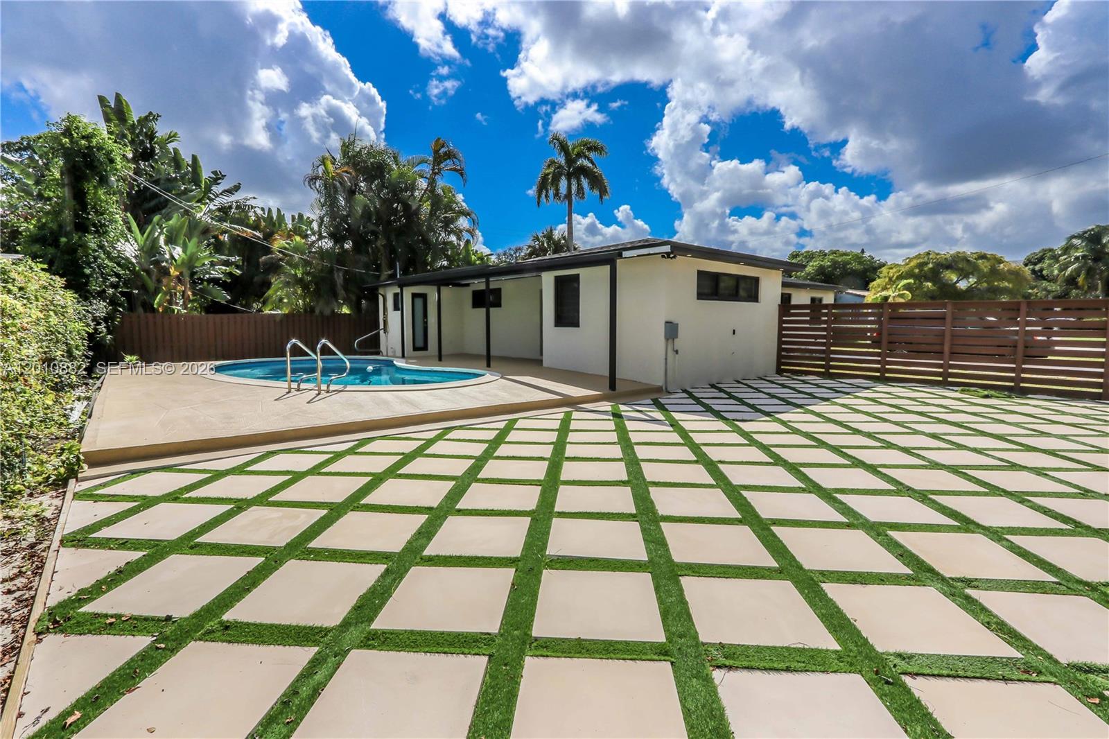 POINSETTA PARK - Residential