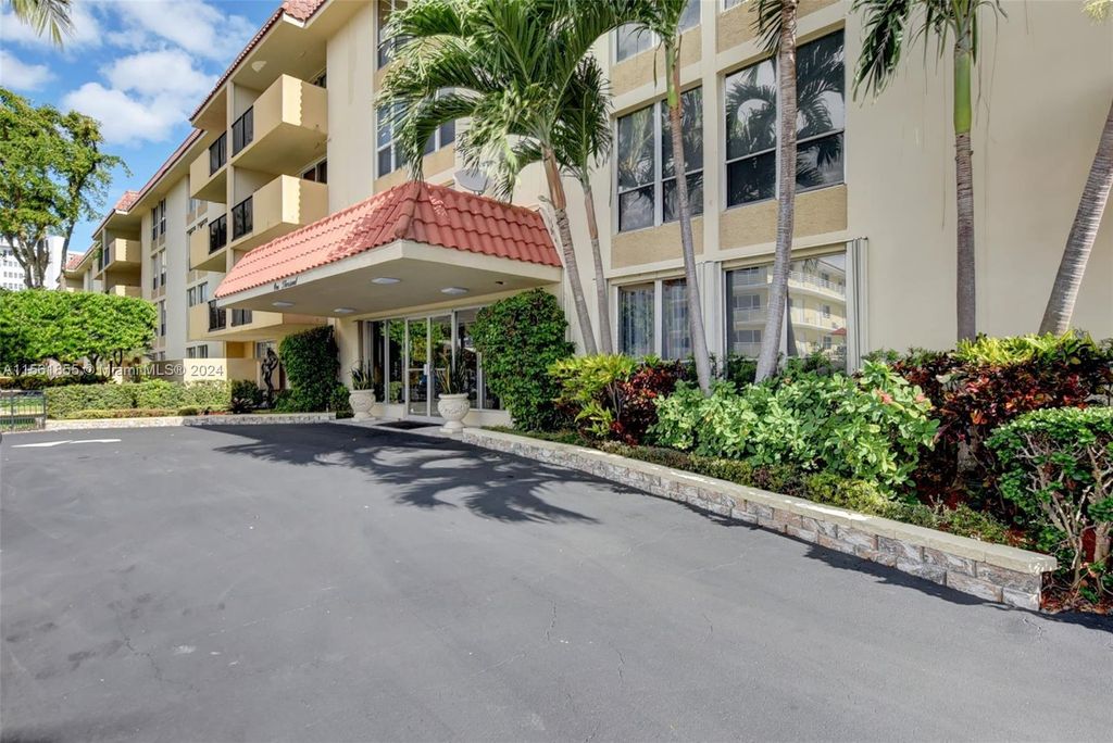 Photo of 1000 Spanish River Rd #2F, Boca Raton, FL 33432 (MLS # A11561855)