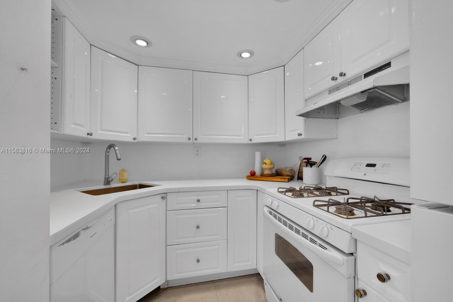 HARBOUR HILL CLUB CONDO - Residential Lease