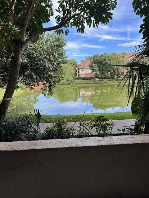 NEW FLOORING AND FRESHLY PAINTED. FIRST FLOOR 1 BEDROOM 1 BATHROOM APARTMENT WITH TERRACE AND LAKE VIEWS. A FEW STOPS FROM THE COMMUNITY POOL AND TENNIS COURTS QUIET COMMUNITY CENTRALLY LOCATED.