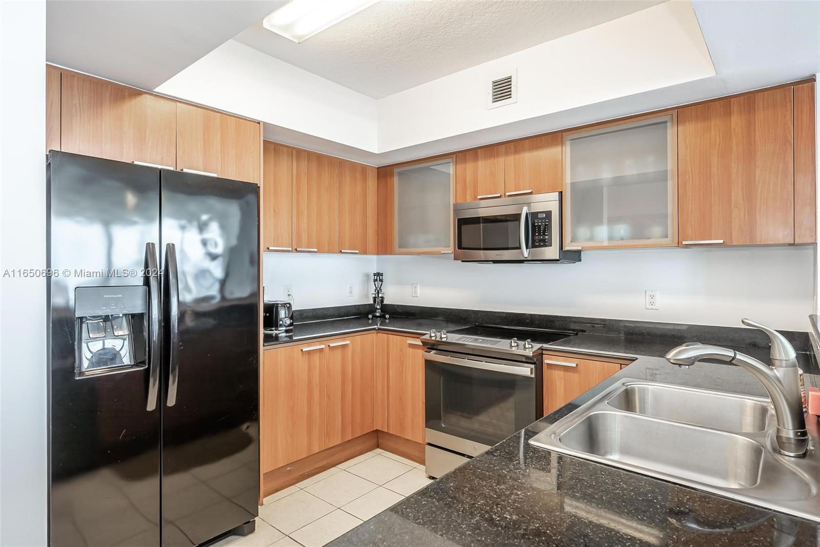 LA PERLA CONDO - Residential Lease