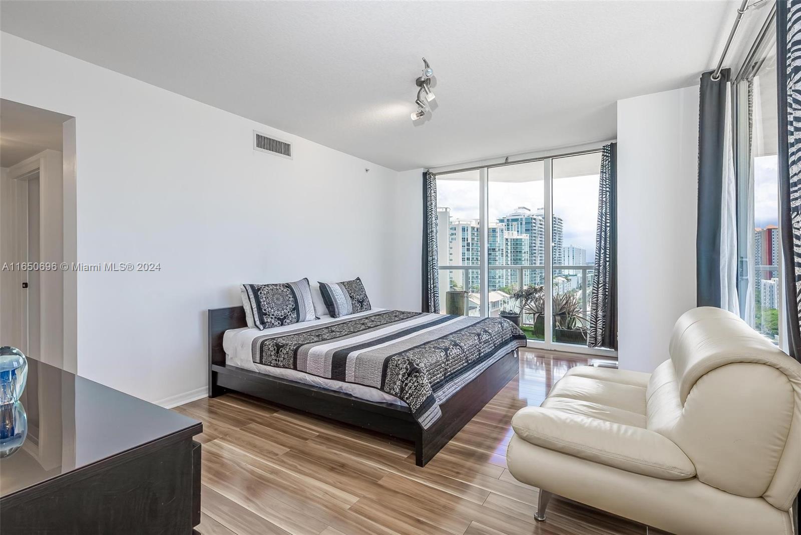 LA PERLA CONDO - Residential Lease