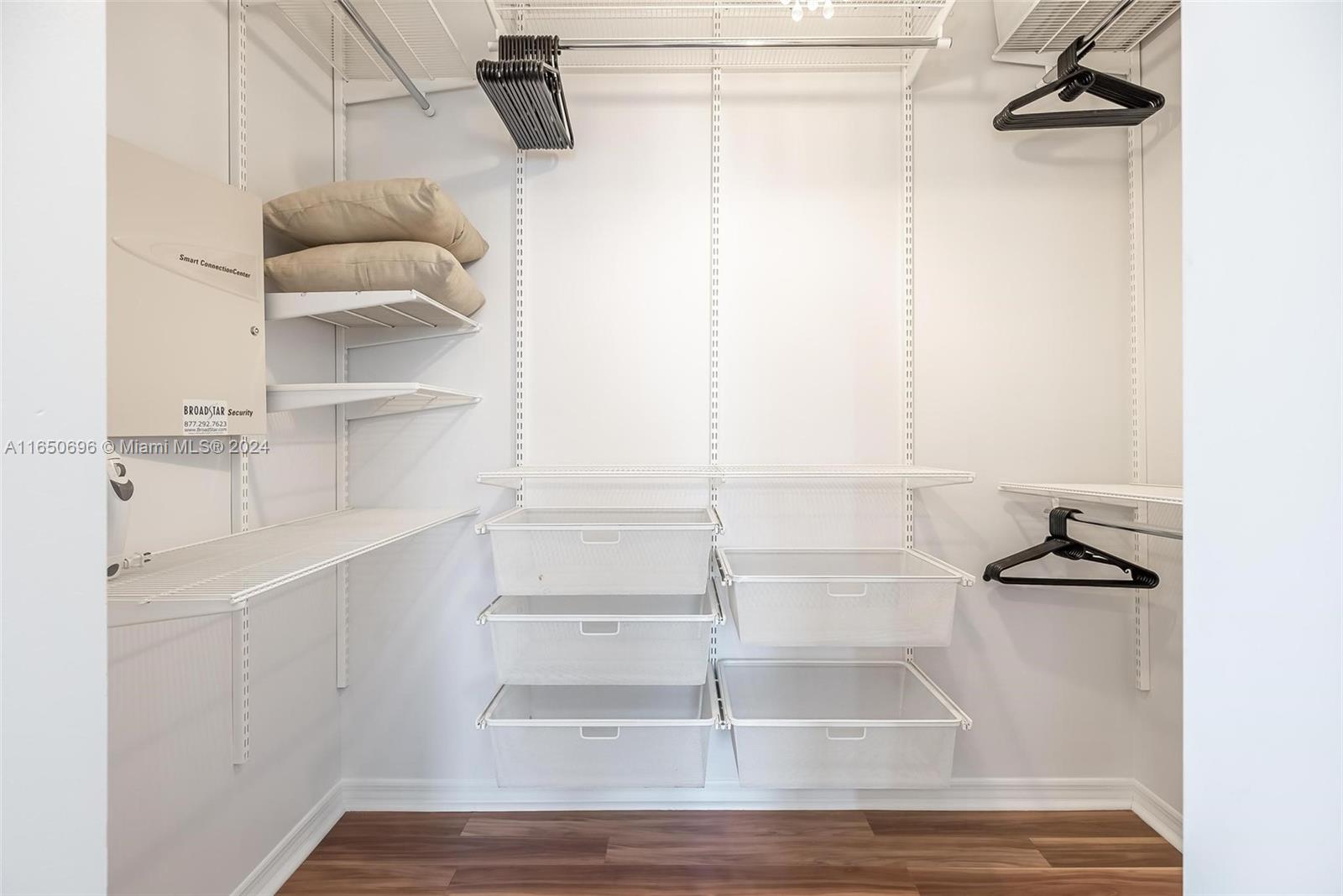 LA PERLA CONDO - Residential Lease