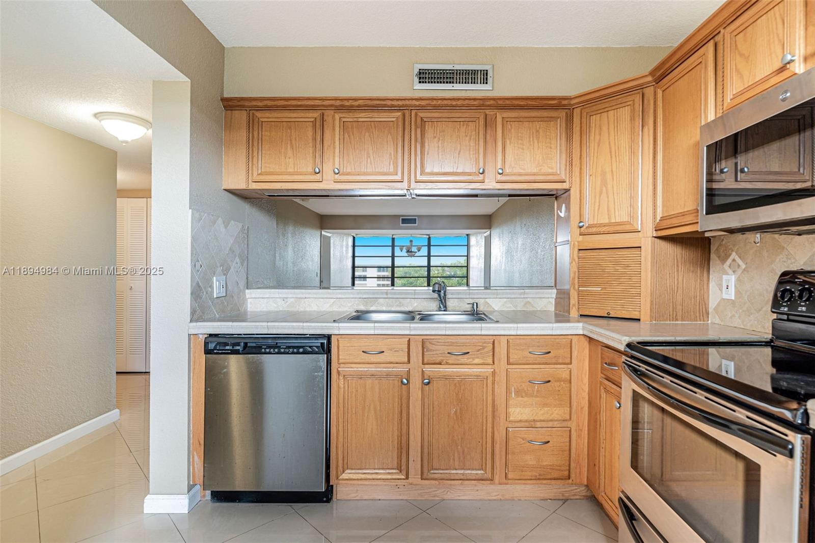 CONDO 25 OF WHITEHALL CON - Residential