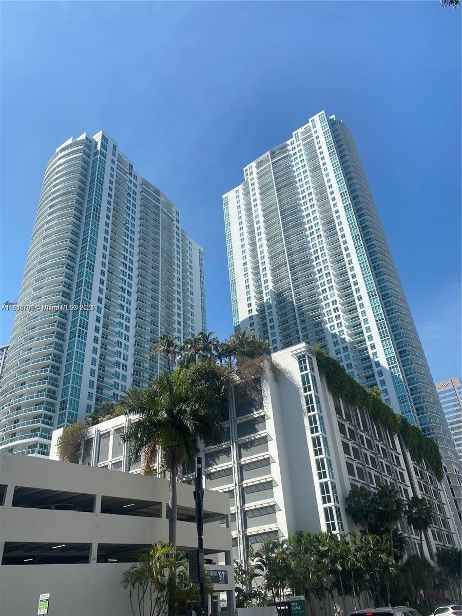 LOCATION, LOCATION, LOCATION!!!! ENJOY LIVING IN THE HEART OF BRICKELL!!! PRIVATE AND SPACIOUS 1BED/1BA READY TO MOVE IN WITH STAINLESS STEEL APPLIANCES, GRANITE COUNTERTOPS, WHITE MARBLE BATH AND WALK-IN CLOSET. ALL THE AMENITIES OF A LUXURY HIGH RISE,WALKING DISTANCE TO SHOPS AND RESTAURANTS.