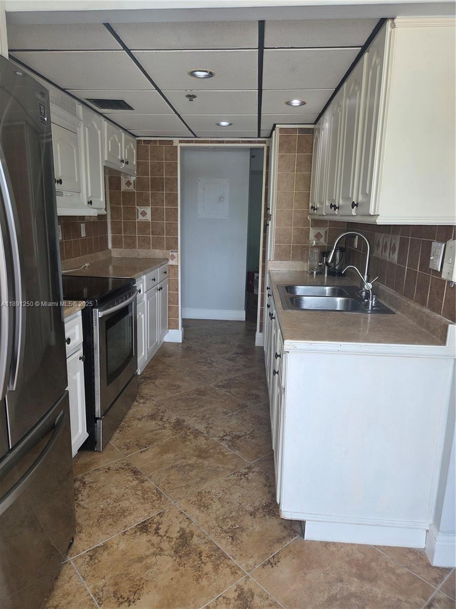 WINSTON TOWERS 600 CONDO - Residential Lease