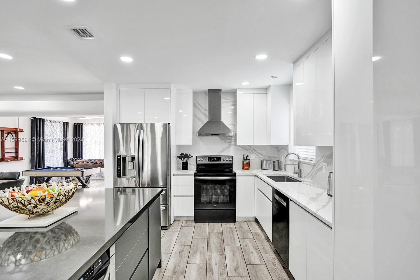 HOLLYWOOD LAKES SECTION - Residential Lease