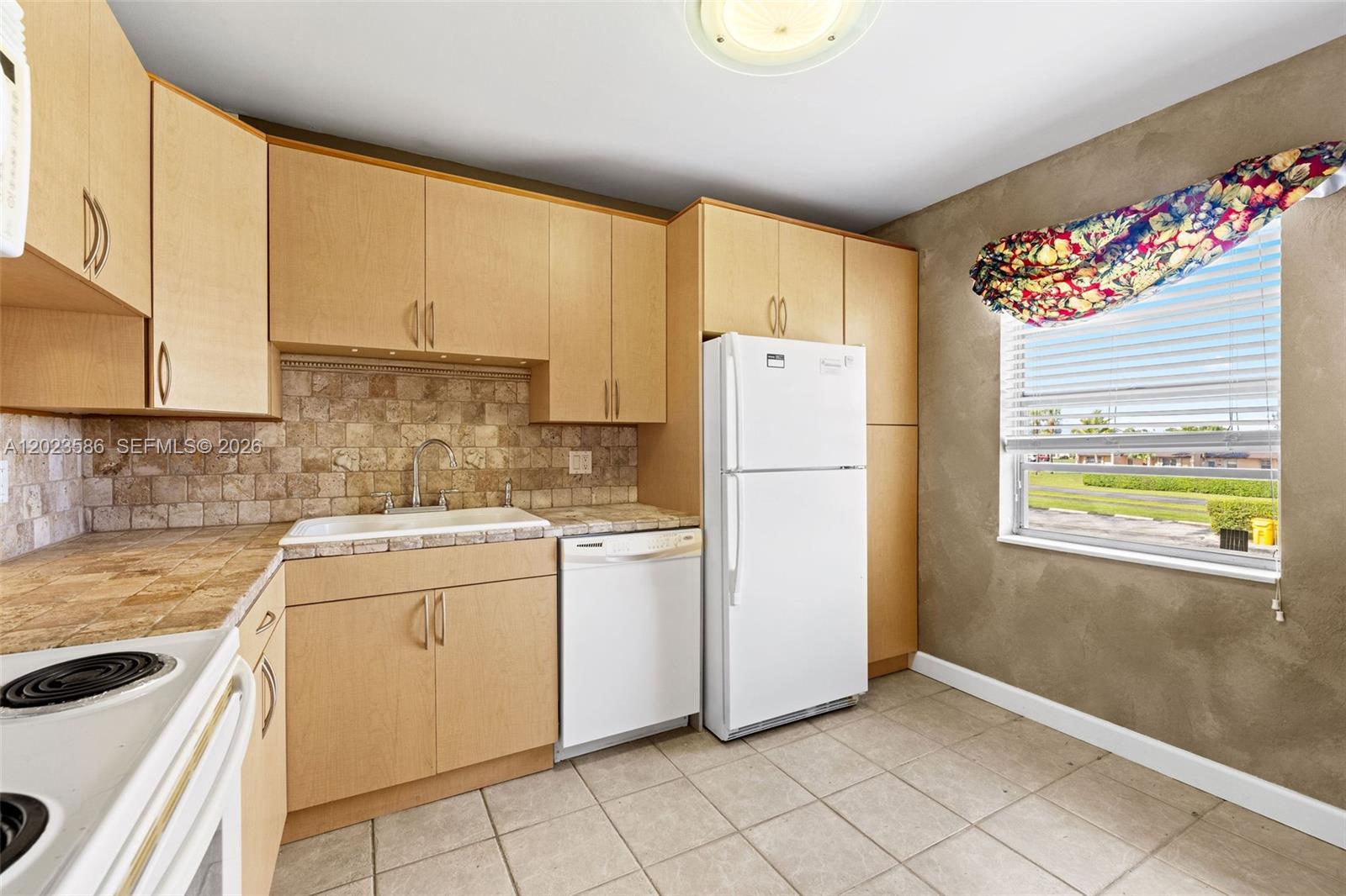 GOLDEN LAKES VILLAGE COND - Residential
