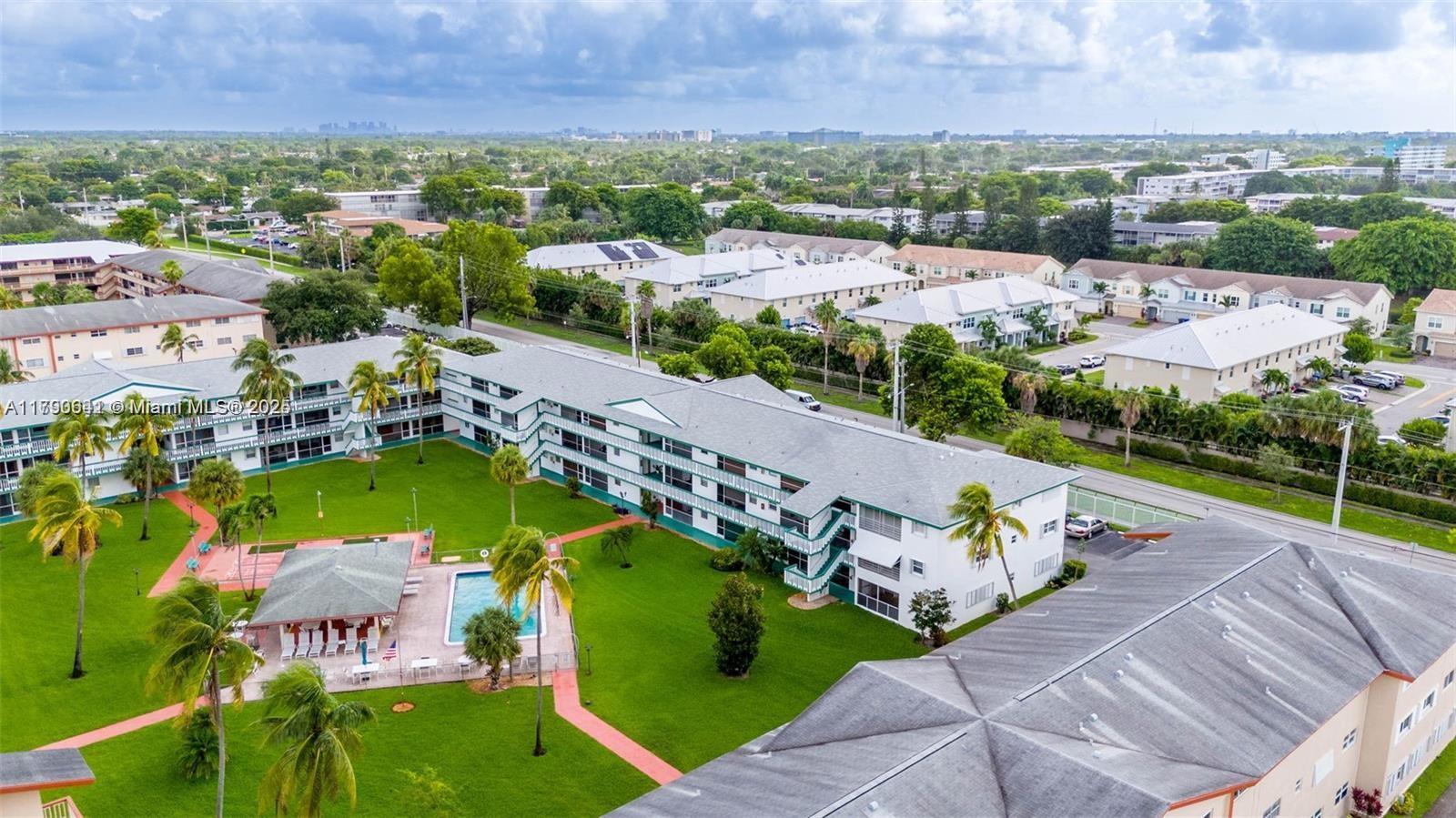 5300 Washington St J116, Hollywood, Broward County, Florida - 2 Bedrooms  
2 Bathrooms - 