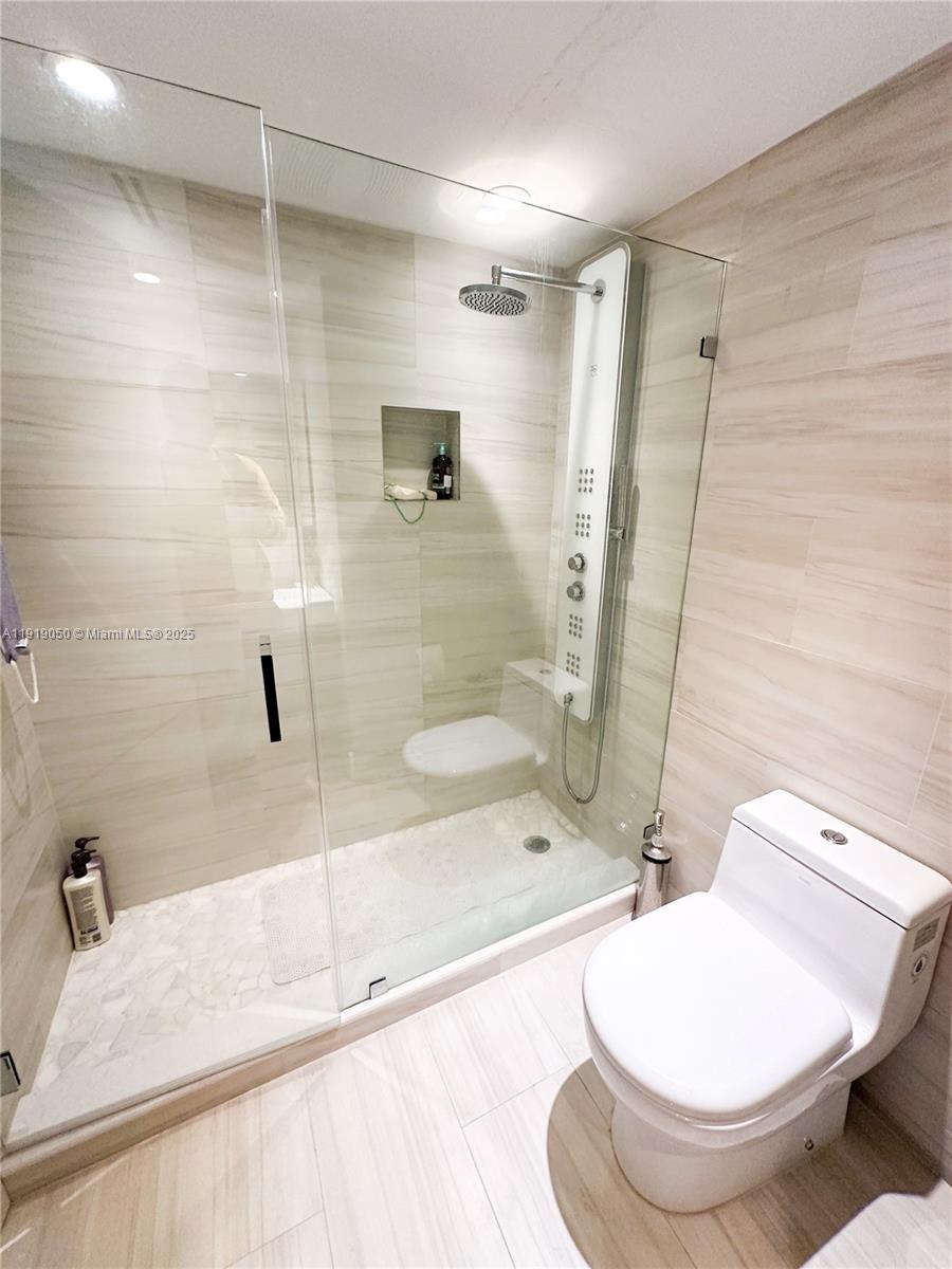 LA GORCE PALACE CONDO - Residential Lease