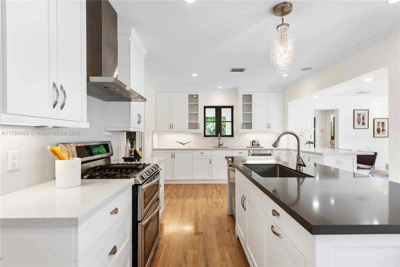 Coral Gables, Florida 33146, United States, 3 Bedrooms Bedrooms, ,3 BathroomsBathrooms,Residential,Pending,110573