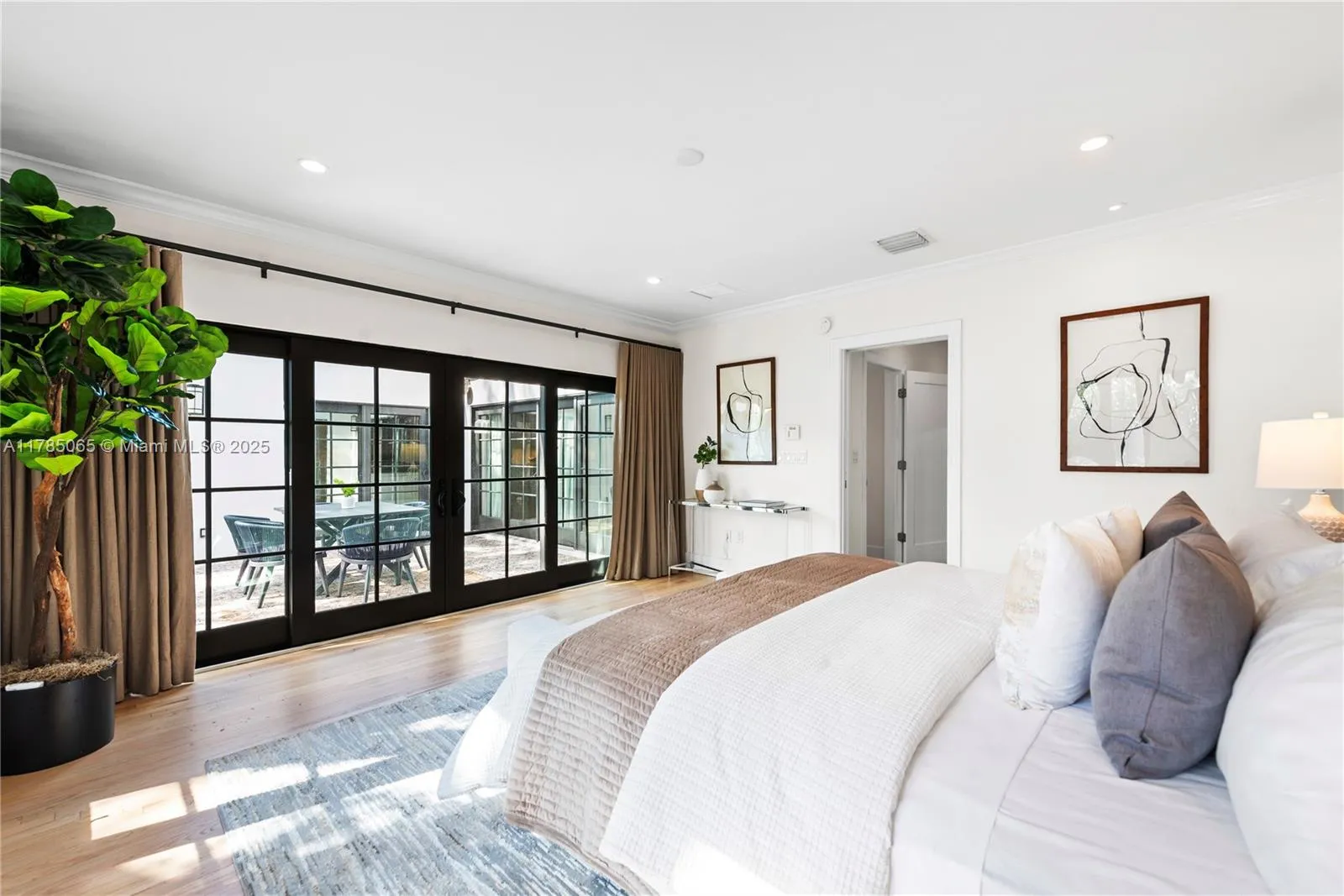 Coral Gables, Florida 33146, United States, 3 Bedrooms Bedrooms, ,3 BathroomsBathrooms,Residential,Pending,110573