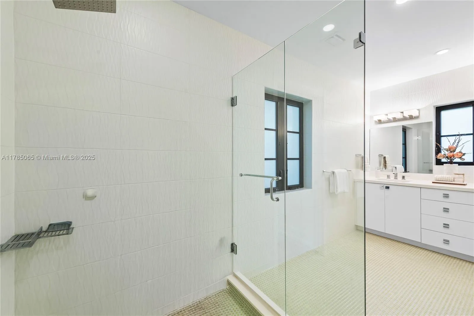 Coral Gables, Florida 33146, United States, 3 Bedrooms Bedrooms, ,3 BathroomsBathrooms,Residential,Pending,110573