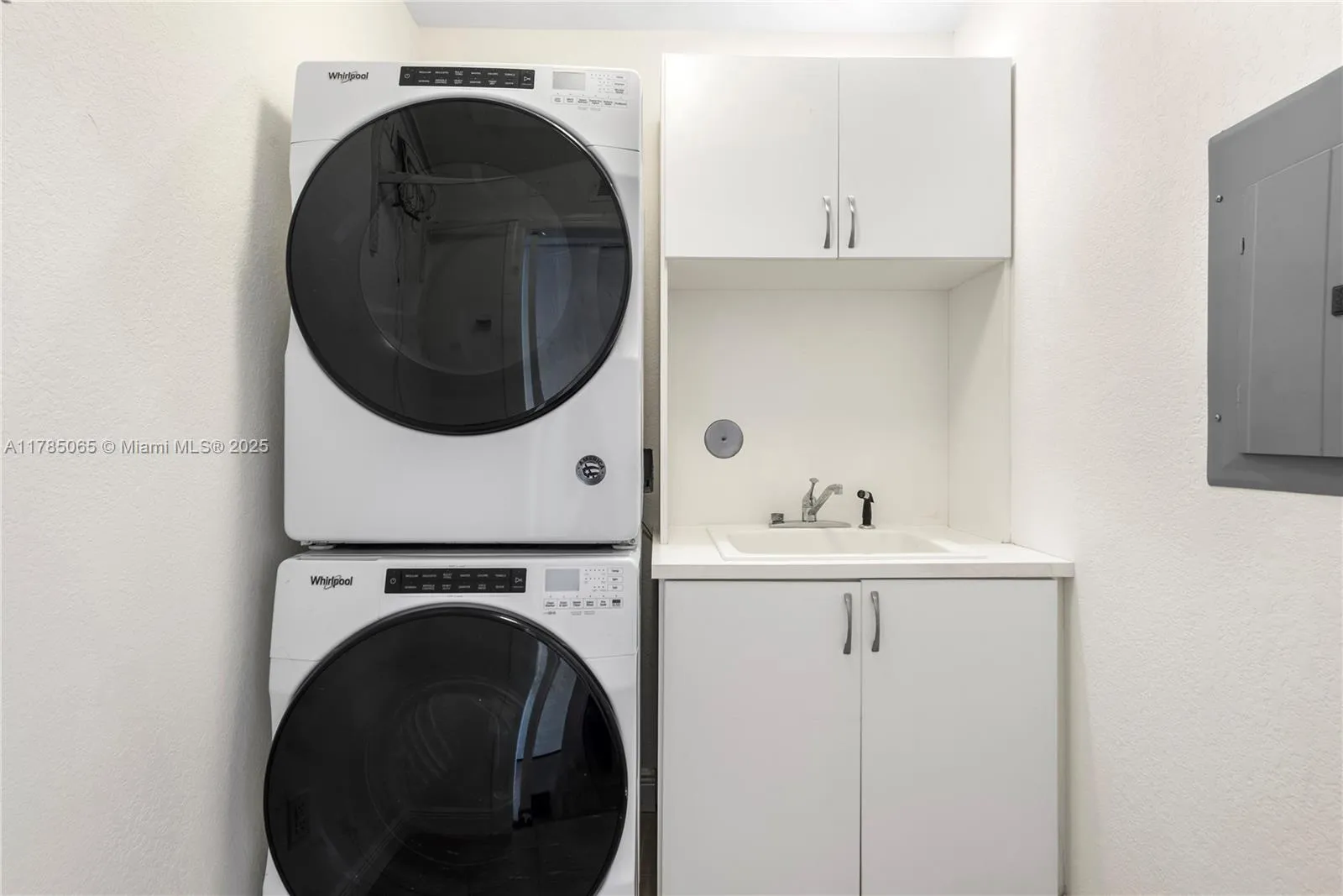 Coral Gables, Florida 33146, United States, 3 Bedrooms Bedrooms, ,3 BathroomsBathrooms,Residential,Pending,110573