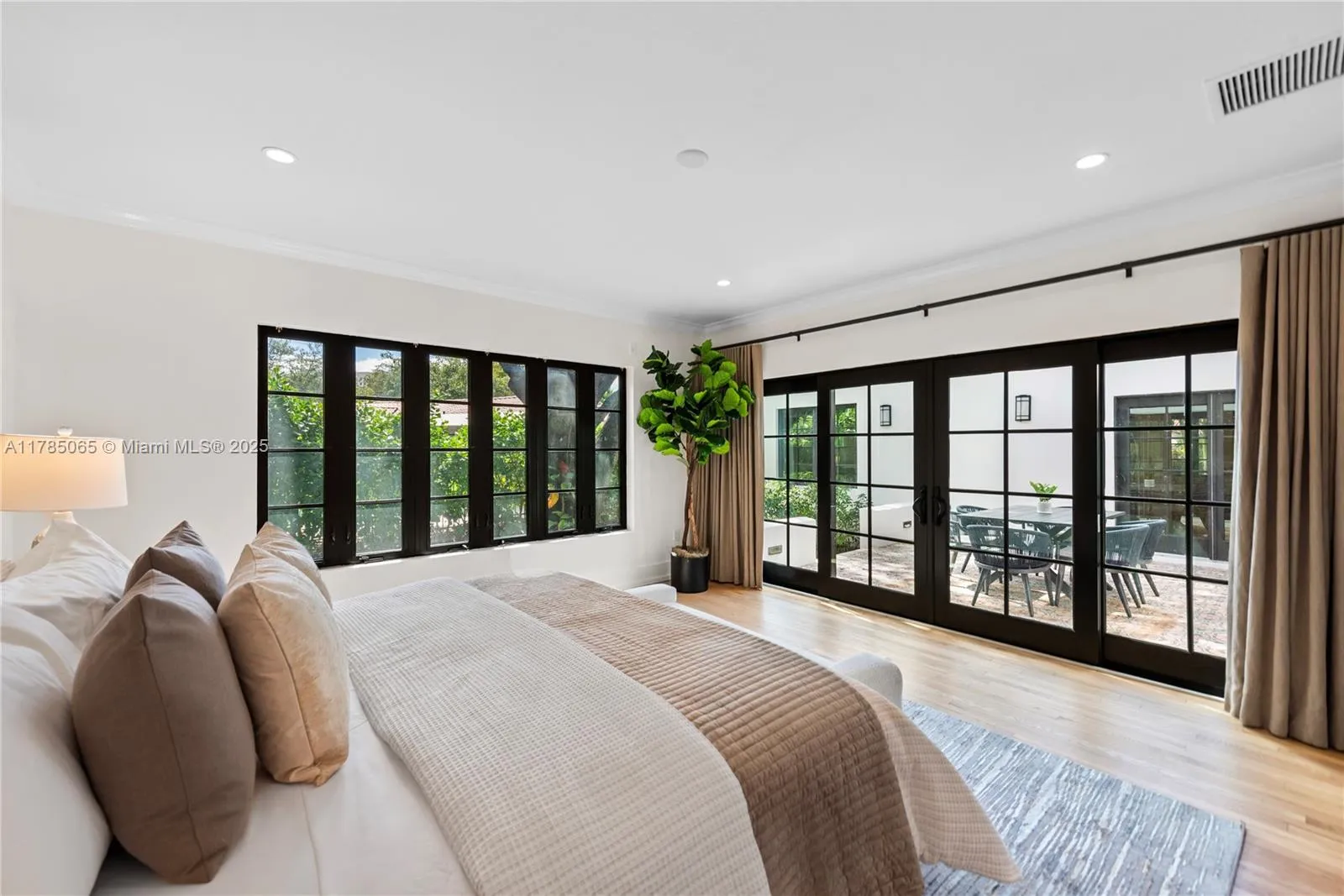 Coral Gables, Florida 33146, United States, 3 Bedrooms Bedrooms, ,3 BathroomsBathrooms,Residential,Pending,110573