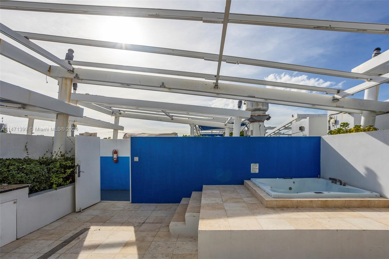 1437 Collins Ave PH10