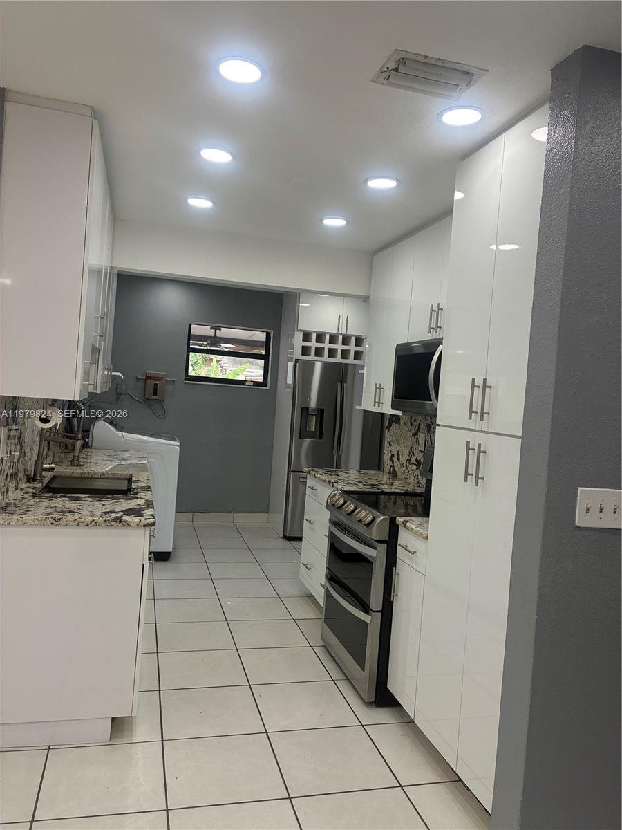 SO MIAMI HEIGHTS MANOR - Residential Lease