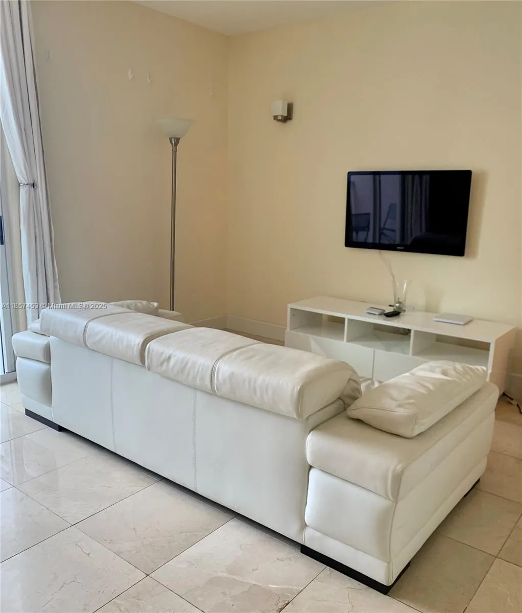 Miami, Florida 33131, United States, 1 Bedroom Bedrooms, ,1 BathroomBathrooms,Residential,Active,190059