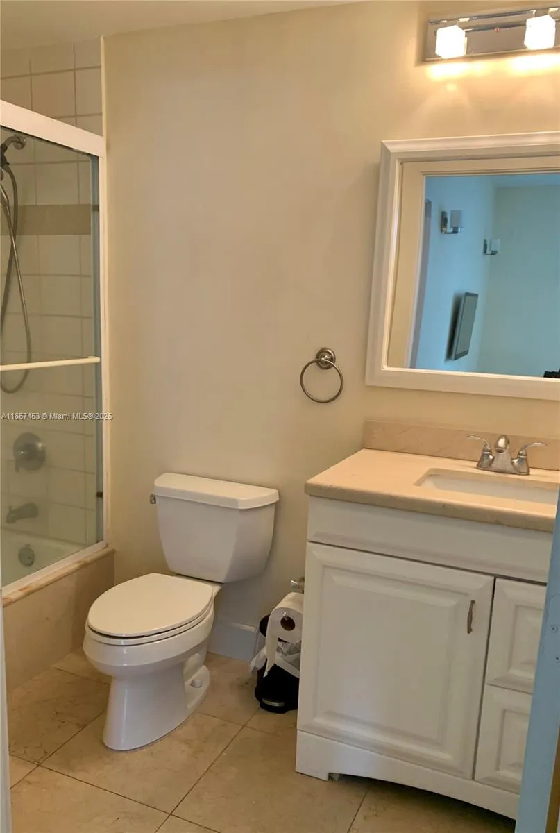 Miami, Florida 33131, United States, 1 Bedroom Bedrooms, ,1 BathroomBathrooms,Residential,Active,190059