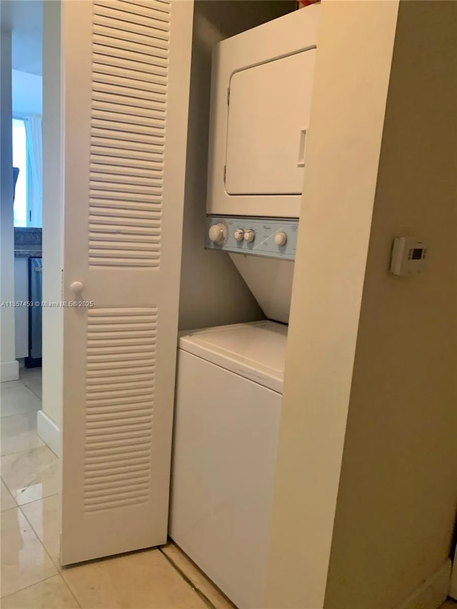 Miami, Florida 33131, United States, 1 Bedroom Bedrooms, ,1 BathroomBathrooms,Residential,Active,190059