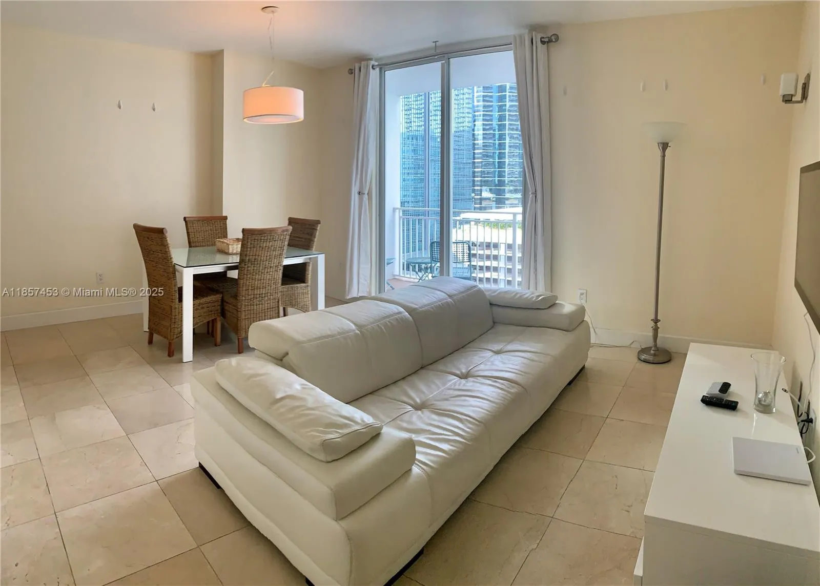 Miami, Florida 33131, United States, 1 Bedroom Bedrooms, ,1 BathroomBathrooms,Residential,Active,190059