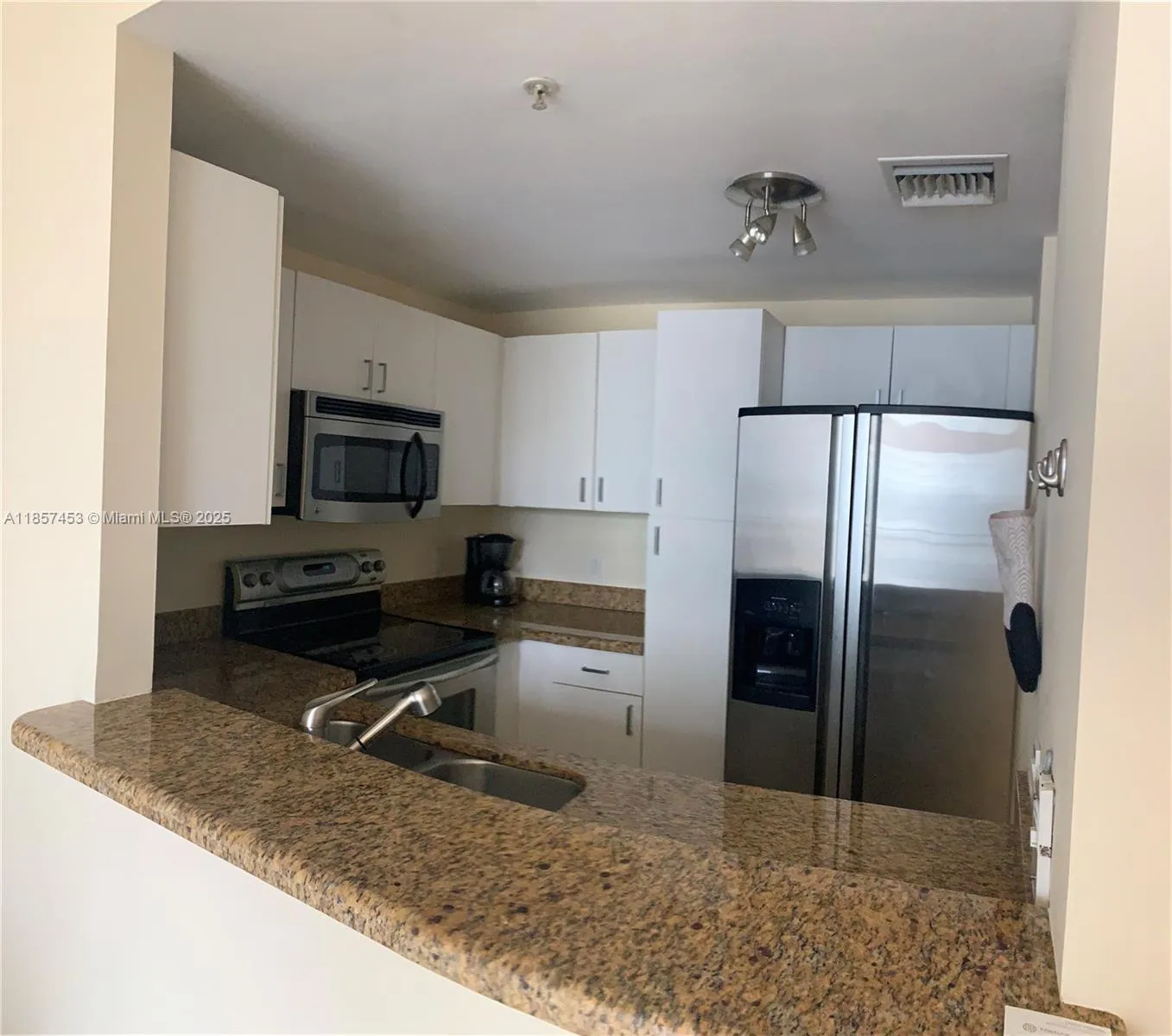 Miami, Florida 33131, United States, 1 Bedroom Bedrooms, ,1 BathroomBathrooms,Residential,Active,190059