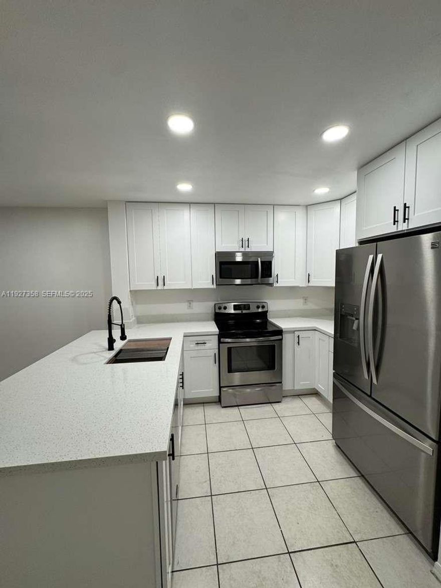 *****REMODELED KITCHEN AS OF OCTOBER 2025 - 2 BEDROOM, 2.5 BATHROOM TOWNHOUSE LOCATED IN A QUIET & COMMUNITY. "BAHIA AT VIZCAYA" NEW LAMINATE FLOOR ON 2ND FLOOR. WAHSER & DRYER INSIDE THE PROPERTY. UPGRADED BATHROOMS. COMMUNITY HAS A POOL. 1 ASSIGNED PARKING PLUS PLENTY OF GUEST PARKING. CLOSE TO SHOPPING CENTERS & TO HIGHWAYS.*****REMODELED KITCHEN AS OF OCTOBER 2025 - 2 BEDROOM, 2.5 BATHROOM TOWNHOUSE LOCATED IN A QUIET & COMMUNITY. "BAHIA AT VIZCAYA" NEW LAMINATE FLOOR ON 2ND FLOOR. WAHSER & DRYER INSIDE THE PROPERTY. UPGRADED BATHROOMS. COMMUNITY HAS A POOL. 1 ASSIGNED PARKING PLUS PLENTY OF GUEST PARKING. CLOSE TO SHOPPING CENTERS & TO HIGHWAYS.