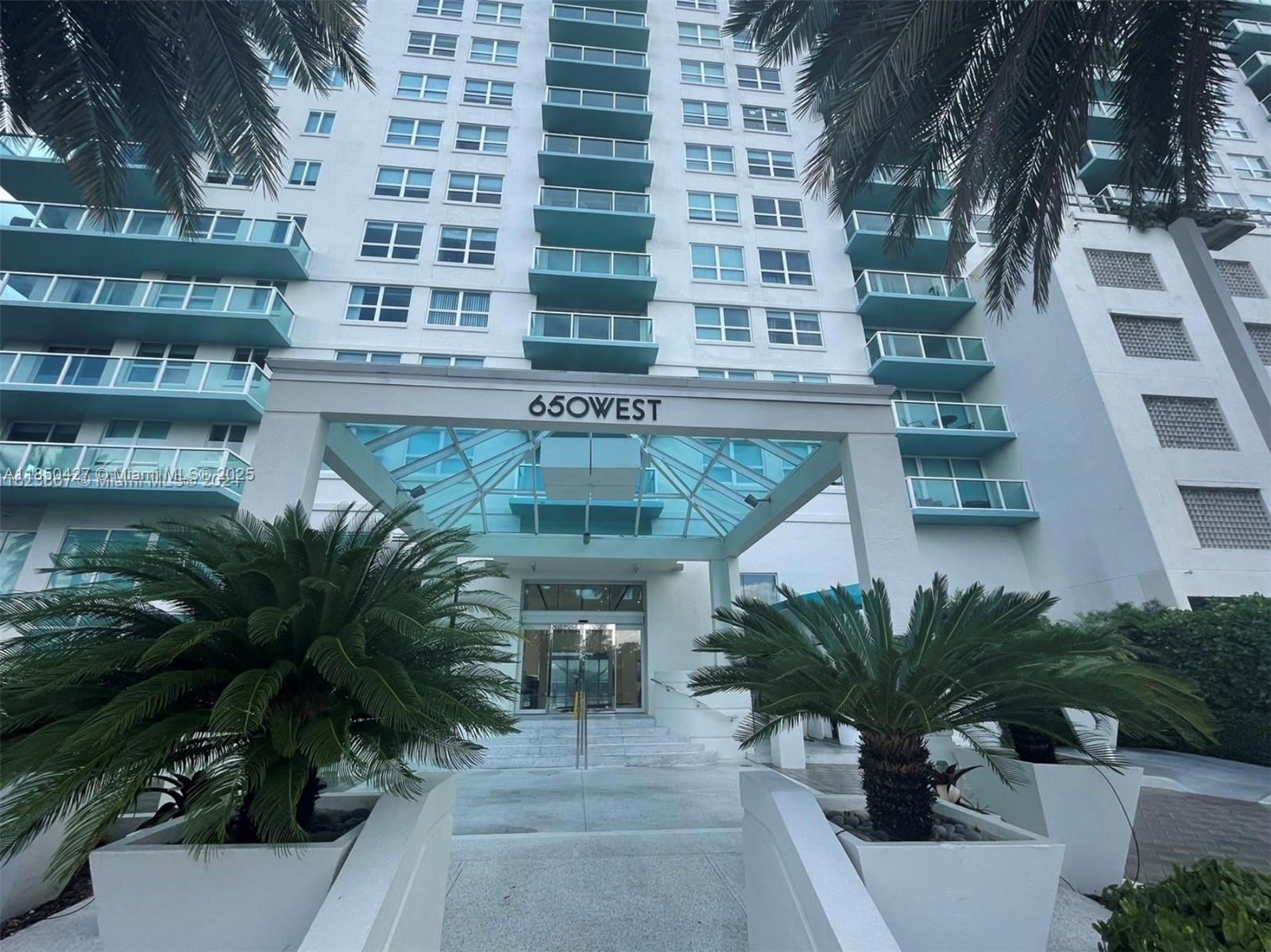This one-bedroom, one-bathroom apartment is conveniently located in the heart of South Beach. It’s available for move-in on August 1st. The unit faces to the east, offering ocean views, South Beach, and 3-acre public Canopy Park. The building offers exceptional amenities, including two pools, a tennis court, a fitness center, valet parking, a 24-hour doorman, a salon, and a concierge.
The Floridian Condominium is just minutes away from famous sand beaches, Whole Foods Market, and Publix grocery stores. There are also many elegant restaurants, shopping centers, and easy access to the MacArthur Causeway to get to Downtown Miami areas. It only takes 15 minutes to get to the airport.