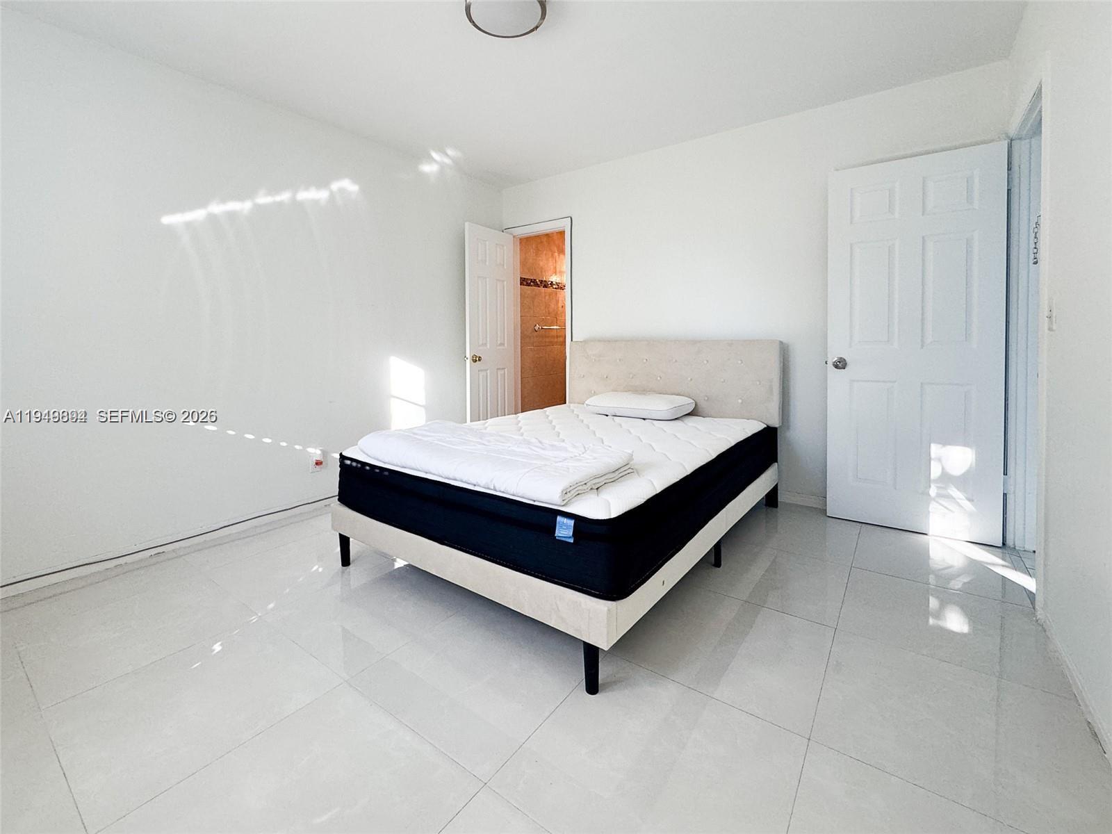 HOLLYWOOD HILLS - Residential