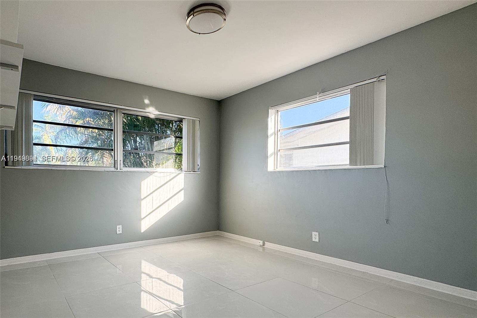 HOLLYWOOD HILLS - Residential