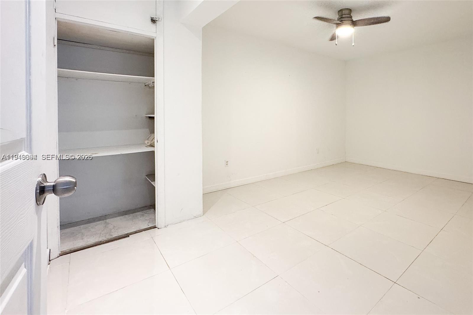 HOLLYWOOD HILLS - Residential