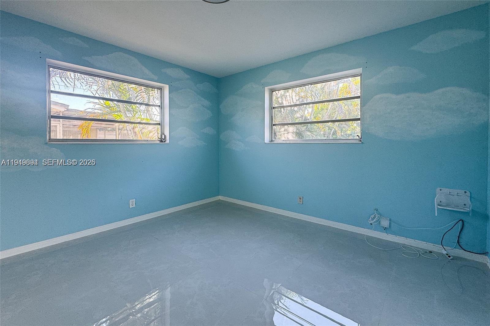 HOLLYWOOD HILLS - Residential