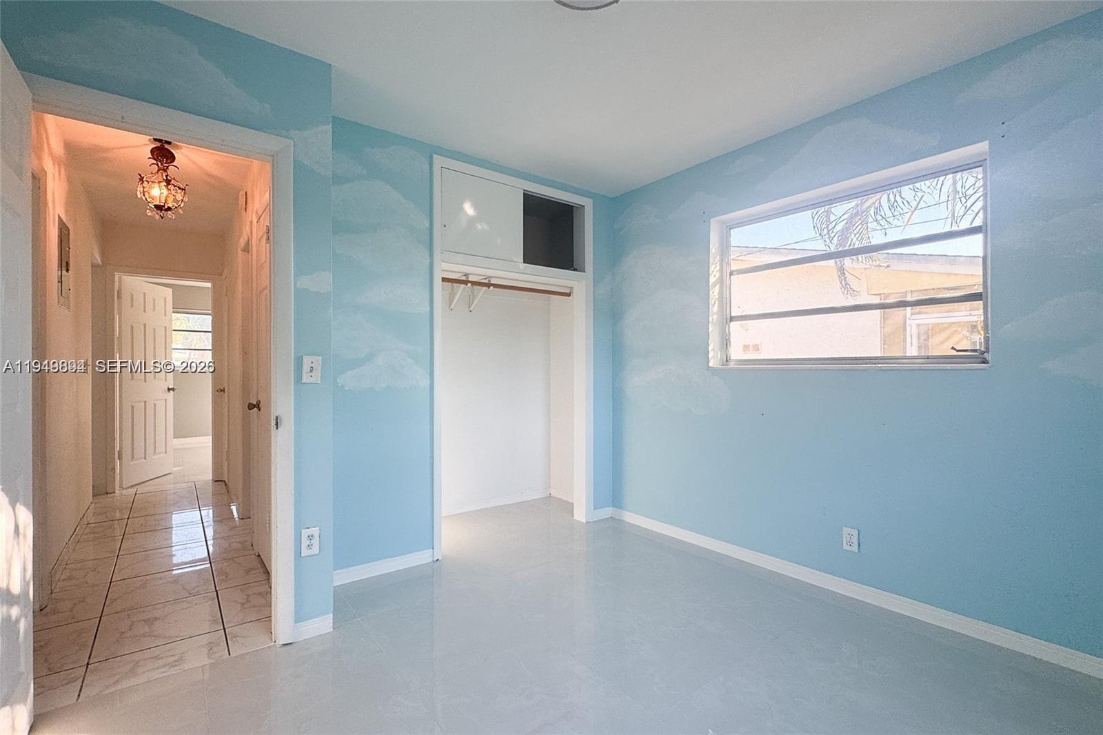 HOLLYWOOD HILLS - Residential