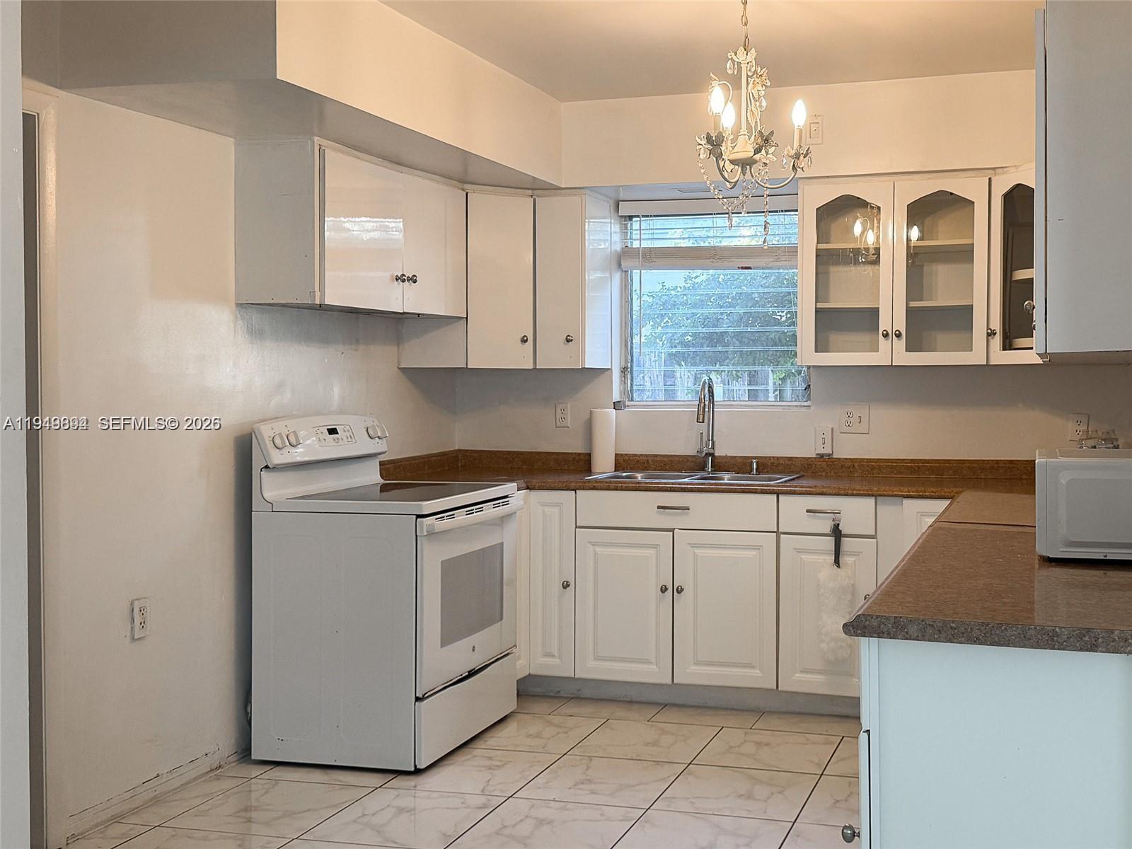 HOLLYWOOD HILLS - Residential