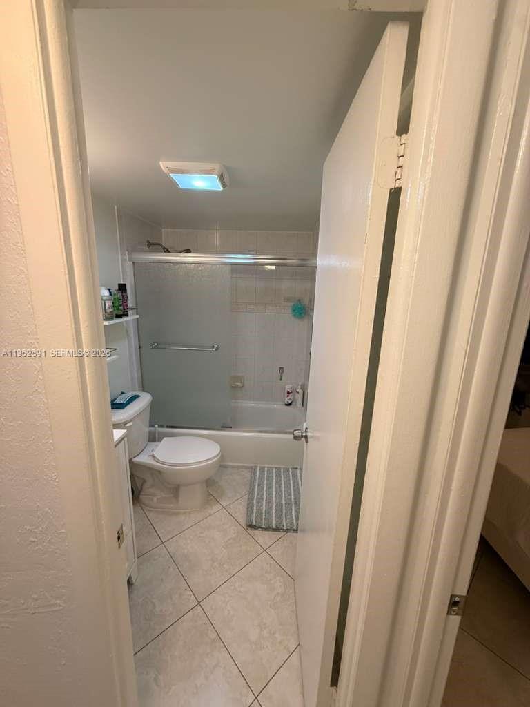 5501 NW 7th St E207, Miami, FL, 33126/$265,000 3 5501 NW 7th St E207