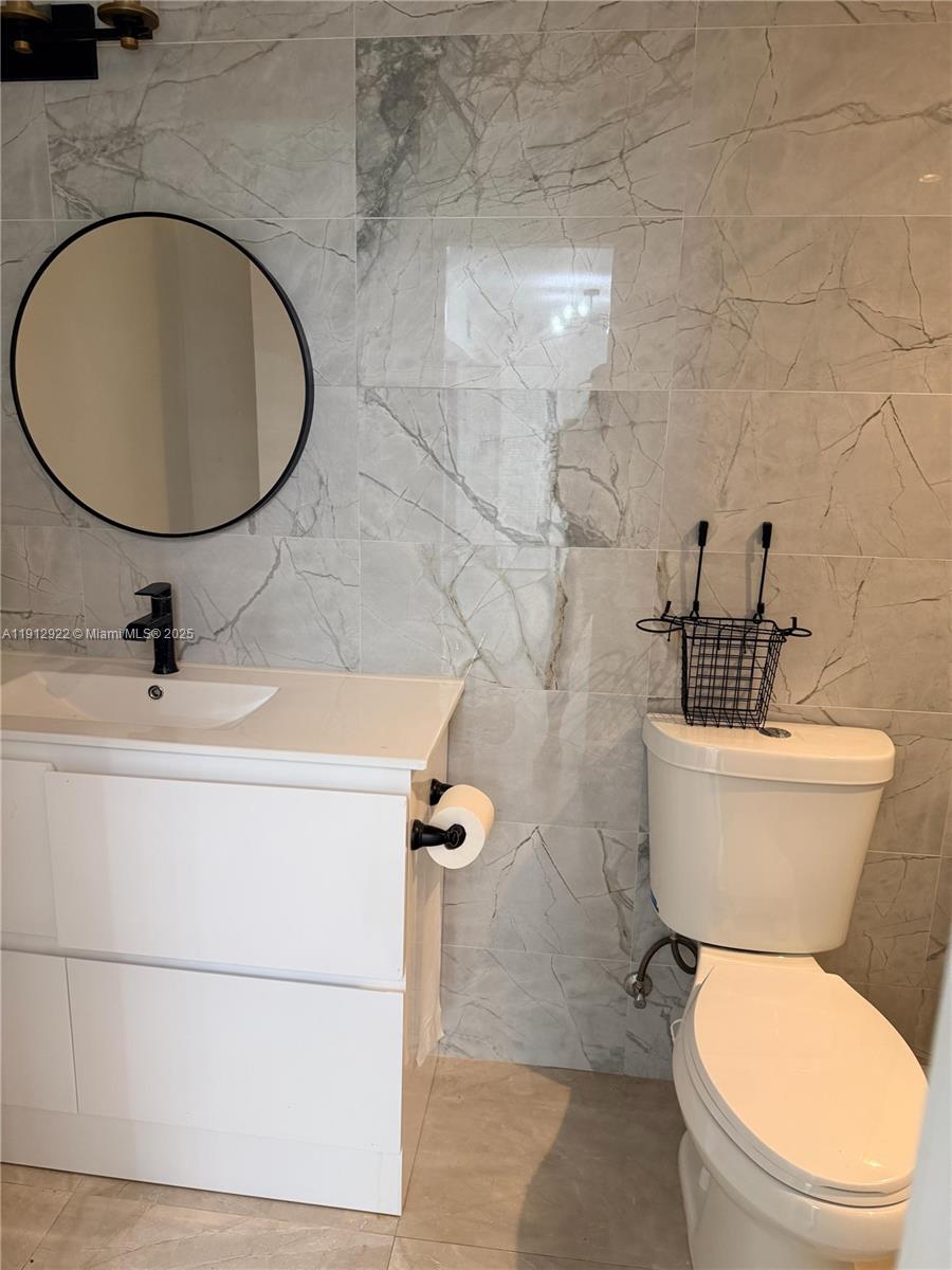 BISCAYNE BCH SUB - Residential Lease