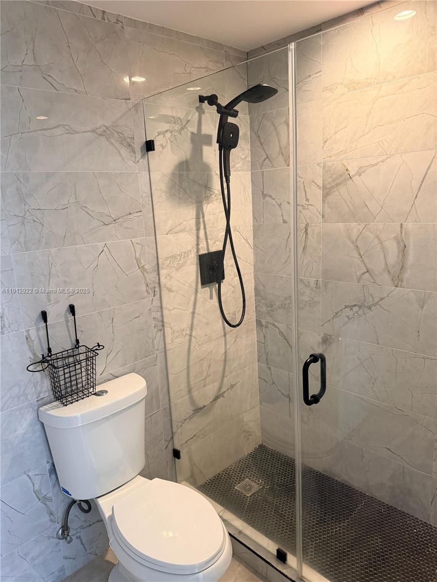 BISCAYNE BCH SUB - Residential Lease