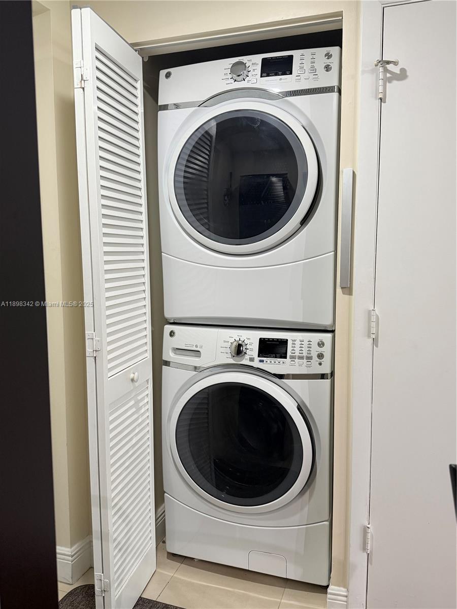 DOWNTOWN DADELAND CONDO N - Residential Lease