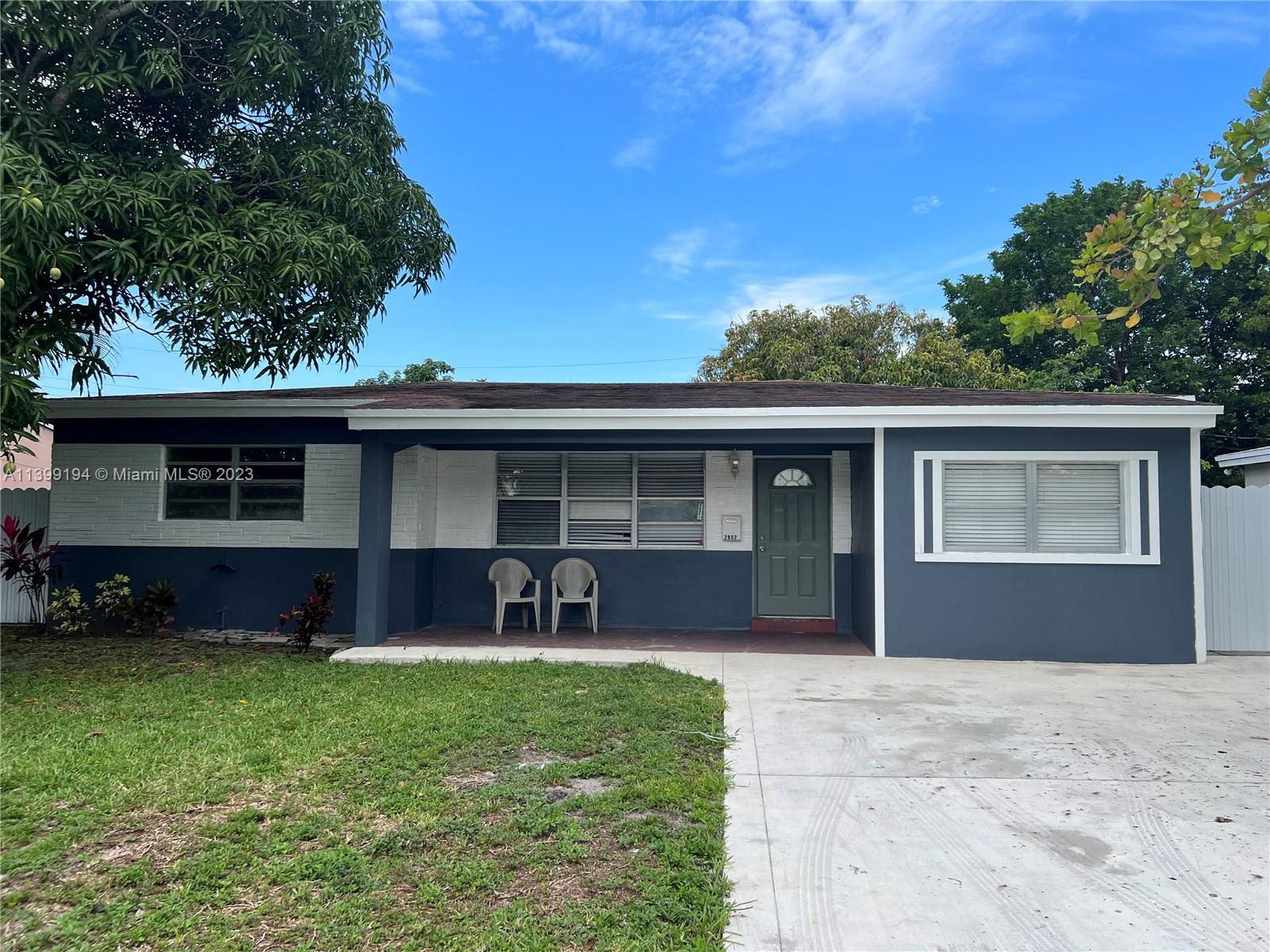 Great 2/1 duplex very spacious, dining room, living room & family room, exterior terrace for entertainment.
Plenty of parking, quick approval process