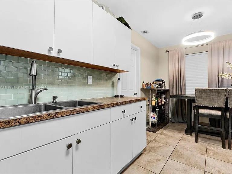 TOWN OF MODELO (DANIA) B- - Residential Lease
