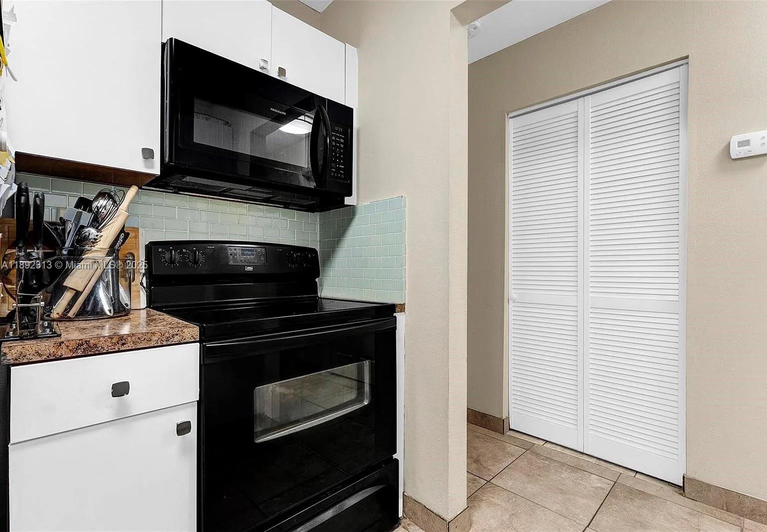TOWN OF MODELO (DANIA) B- - Residential Lease