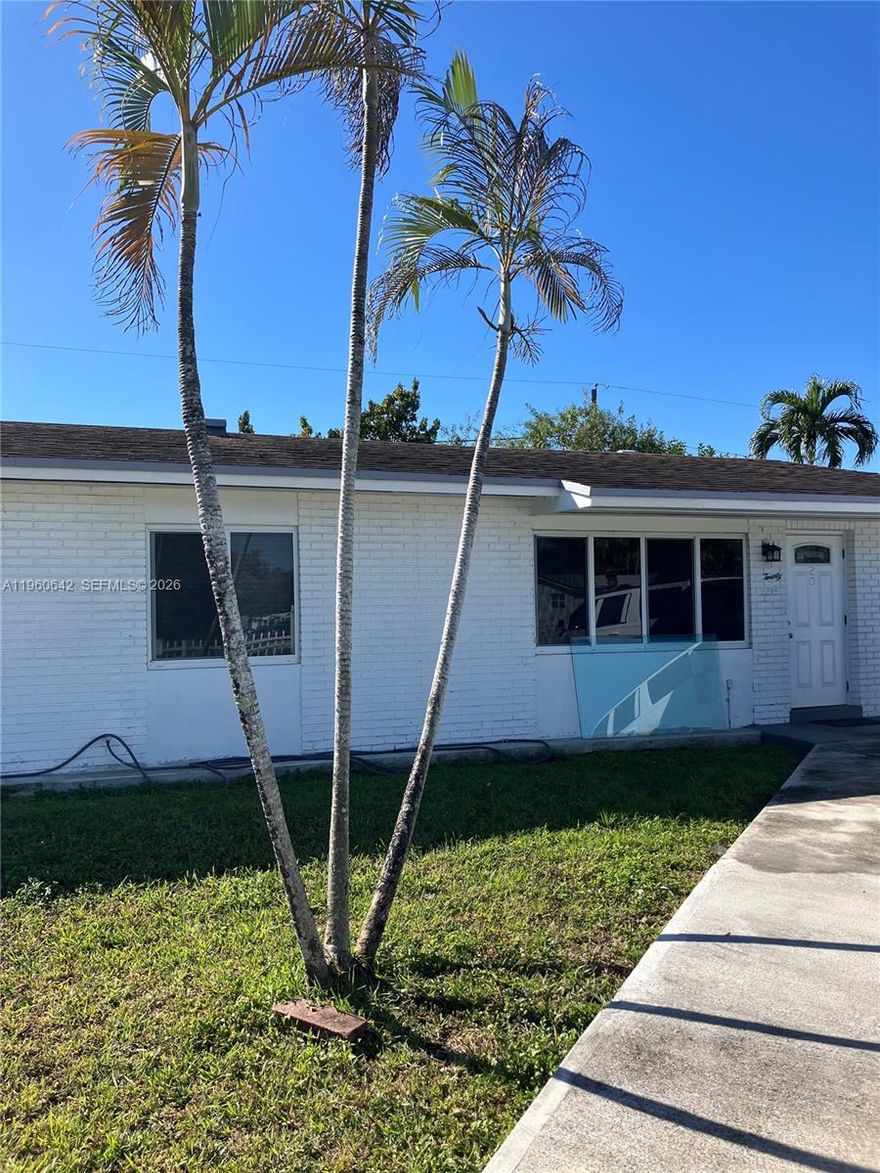 3 bedroom 2 bath in excellent condition********.  New beautiful ceramic floors *****New  big beautiful updated kitchen*****New Central air*******Family room and great rom. lots of parking available.*****fully fenced****  Easy to show