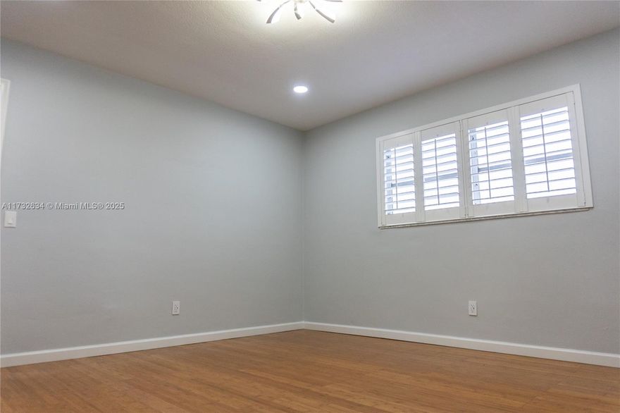 Spacious 2 Bedroom, 2-bathroom apartment located on the first floor 871 sq. ft. of living space. Enjoy stunning views to the golf course and lake front. This unit is in excellent conditions LED lights, New electric panel and updated primary bathroom. Situated just few minutes to NOVA UNIVERSITY making it perfect for students, professionals or investors. Conveniently located in the heart of DAVIE near shopping, dining and major highways. Don't miss this incredible opportunity.