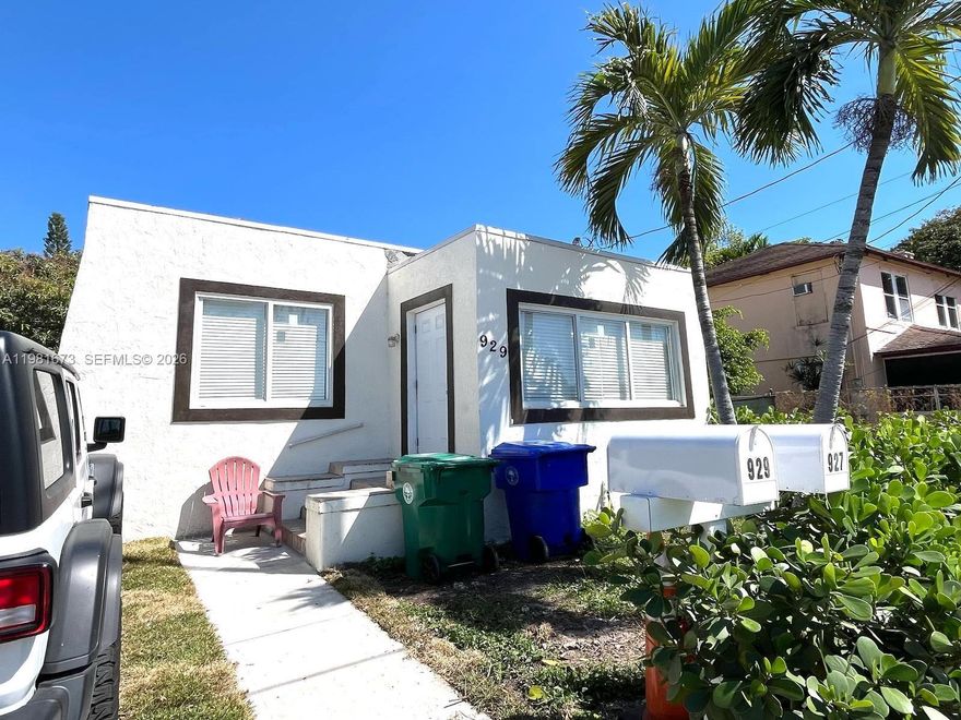 Updated 3/1 in the heart of Miami.  Open concept kitchen, laminate floors, washer and dryer. Close to Historic Calle 8, restaurants, market, shops and much more.
